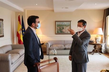 Alberto Garzón respalda la fabricación de mascarillas transparentes para personas sordas